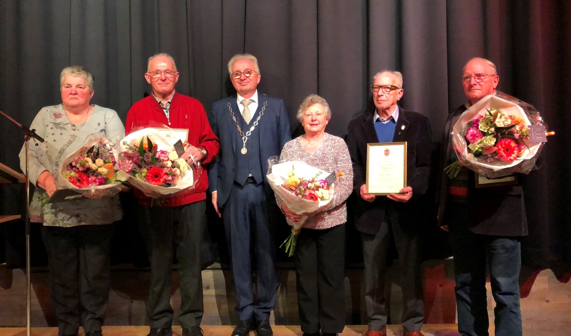 Burgemeester Gradisen reikte vier Spelden van Verdienste uit tijdens de nieuwjaarsreceptie in Middelaar. (foto: Jos Gröniger)