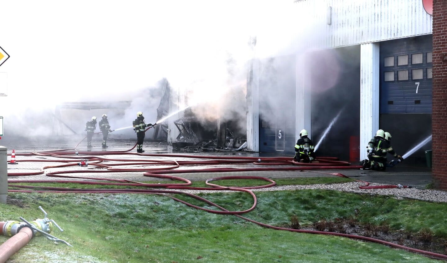 De brandweer bij Maaskant Reizen. (Foto: Hans van der Poel)