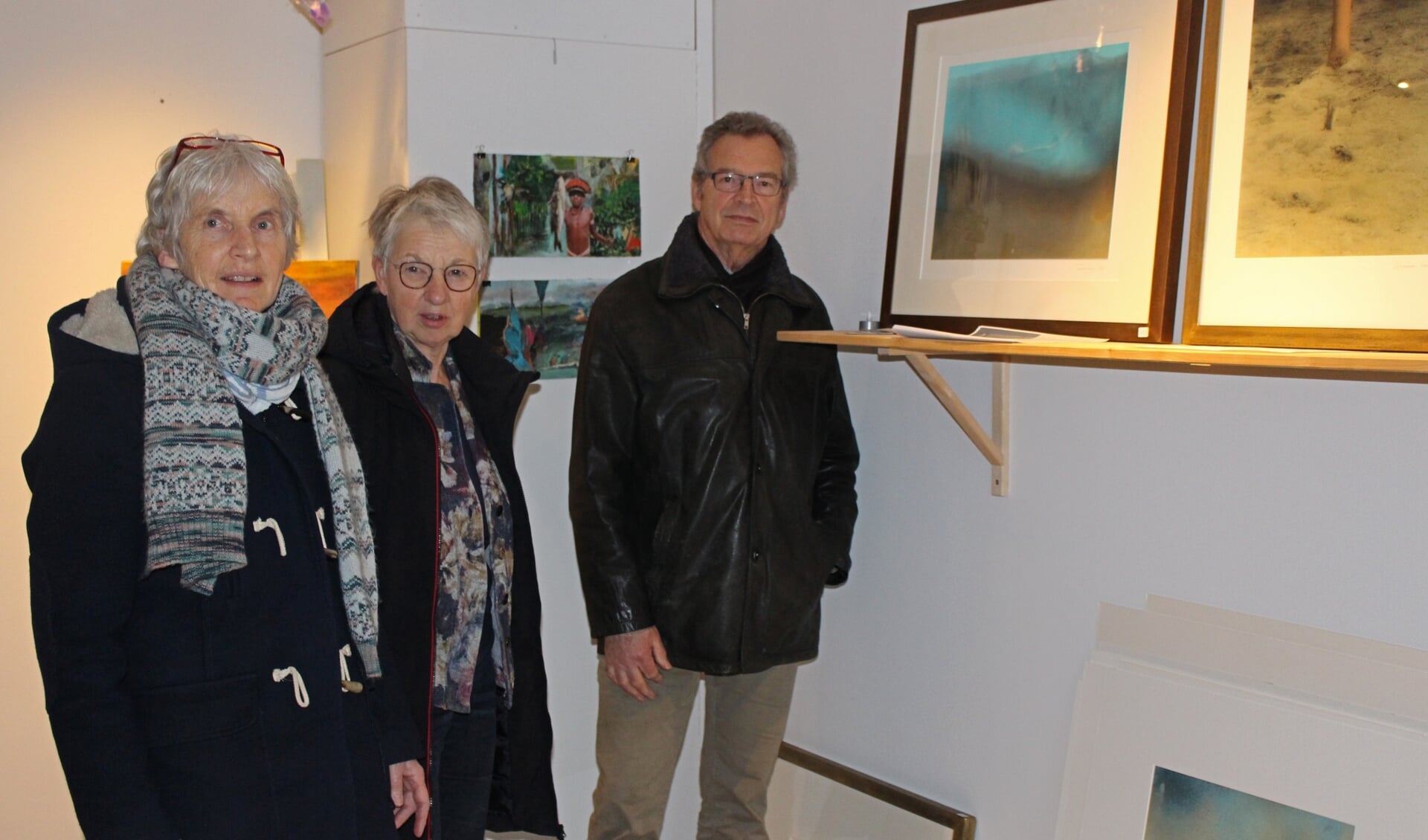 Anneke Toussaint (links), Anke van Gorp en Gijs van Lanen van kunstcollectief Kunstkolk in de pop-up galerie. 