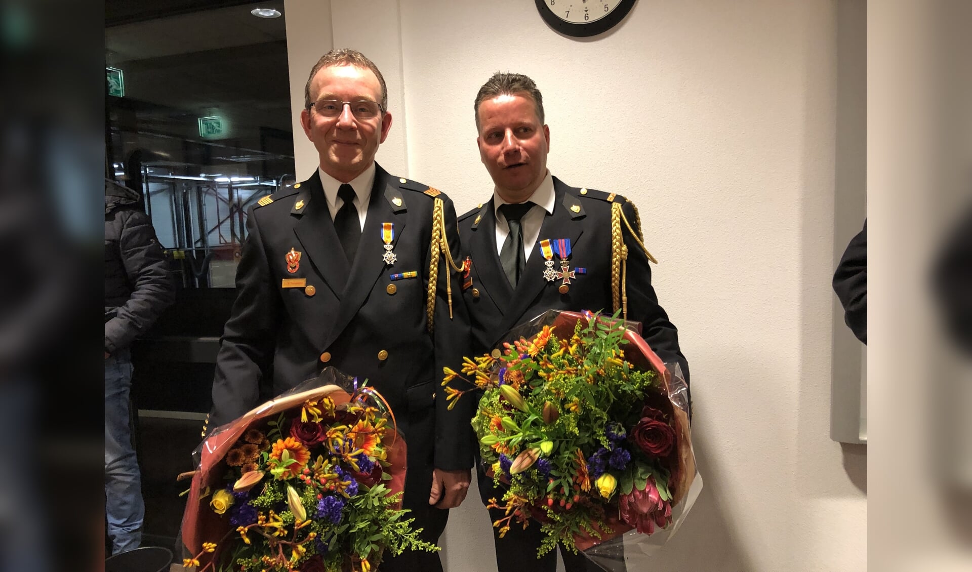 Tonny Roosenboom (links) en Bart Bardoel kregen een koninklijke onderscheiding. (foto: Jos Gröniger)