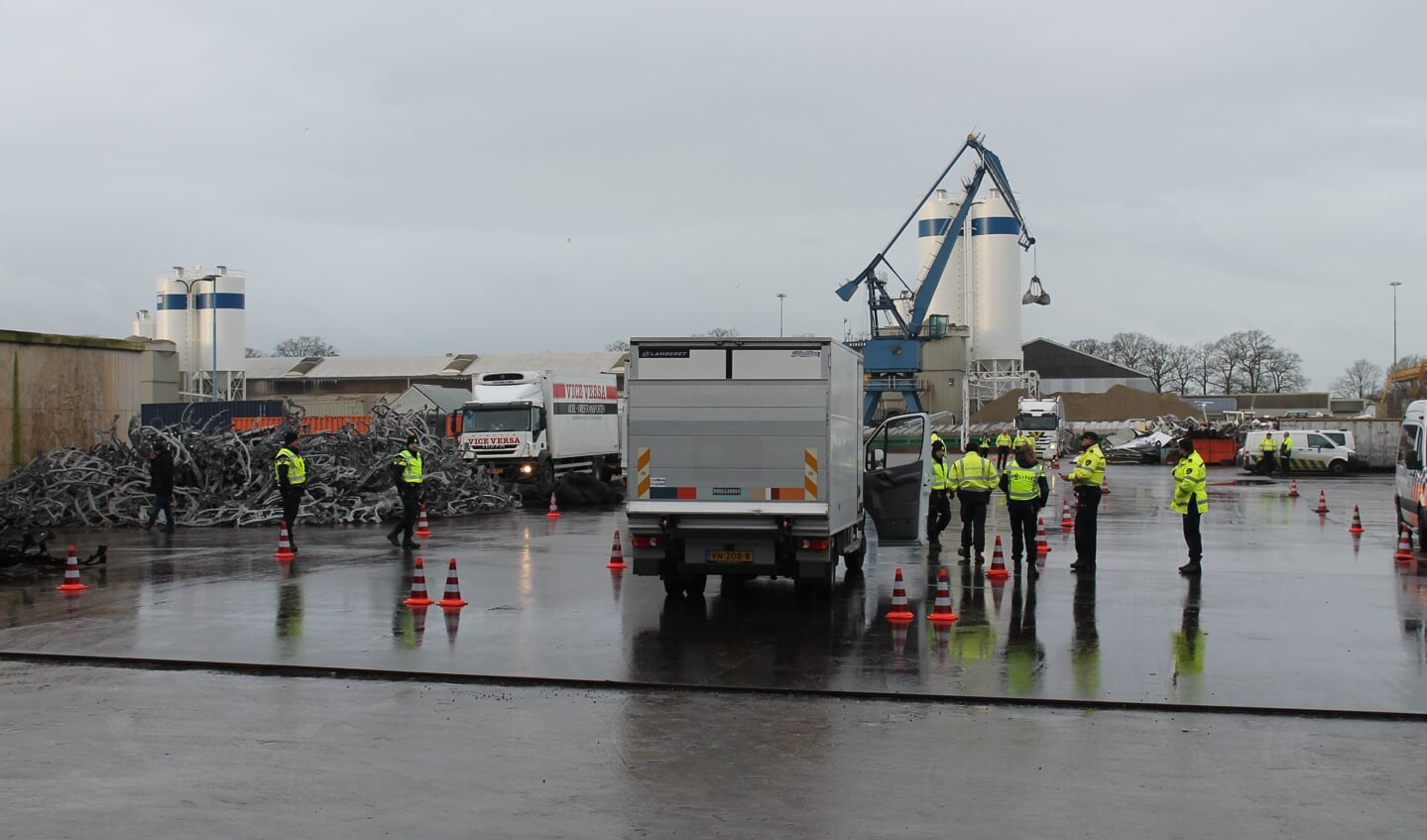 Onderzoek van politie en douane in het Osse havengebied.