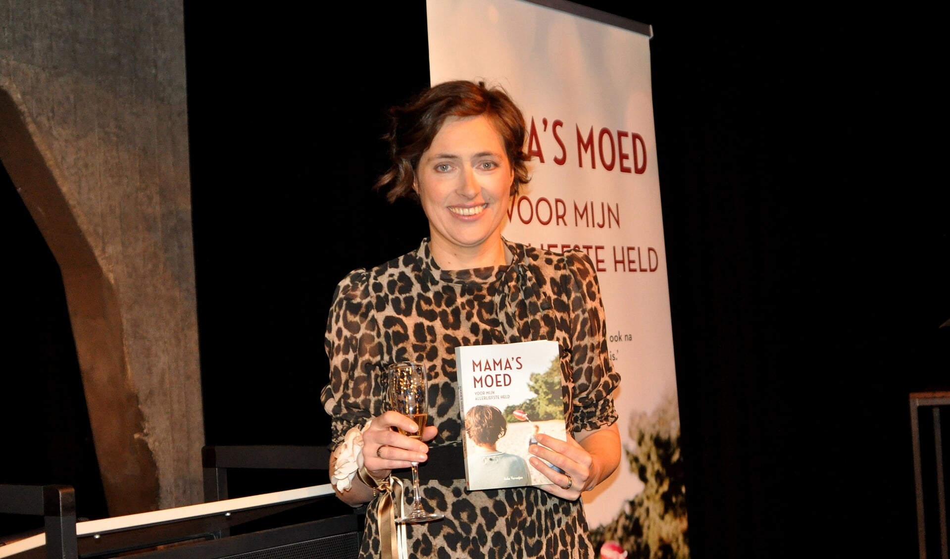 Anke Verweijen met haar boek  Mama's Moed. (foto: Cockie Kremers)