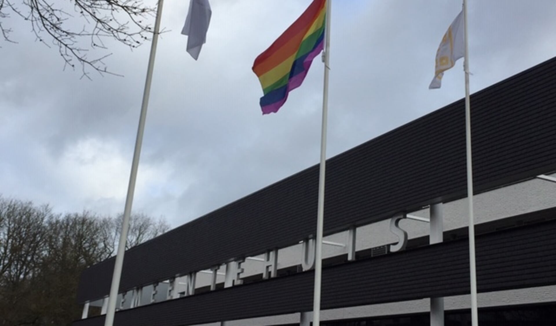 Regenboogvlag voor gemeentehuis gehesen als protest tegen Nashville-verklaring.