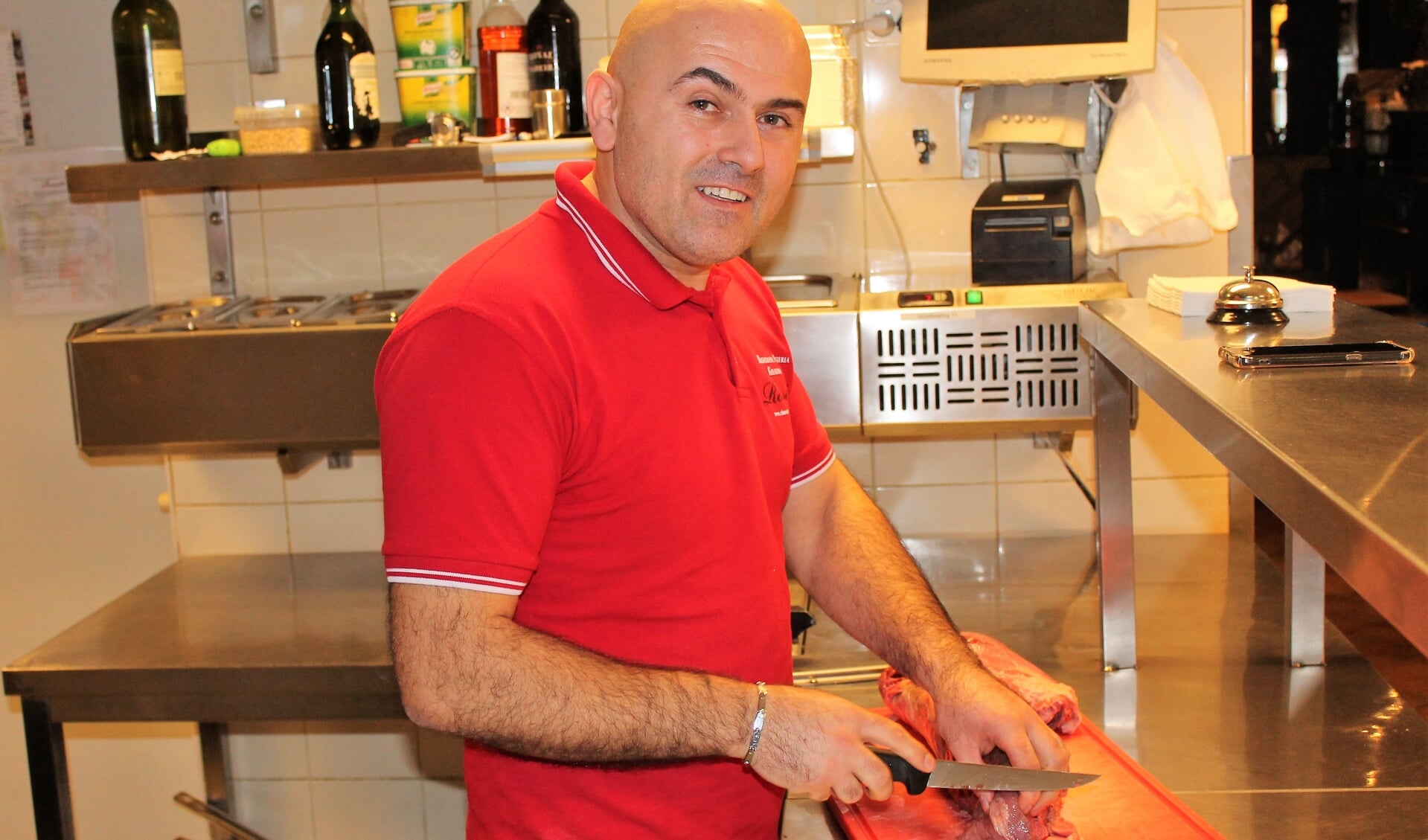Antonio Lajgi aan het werk in de keuken.