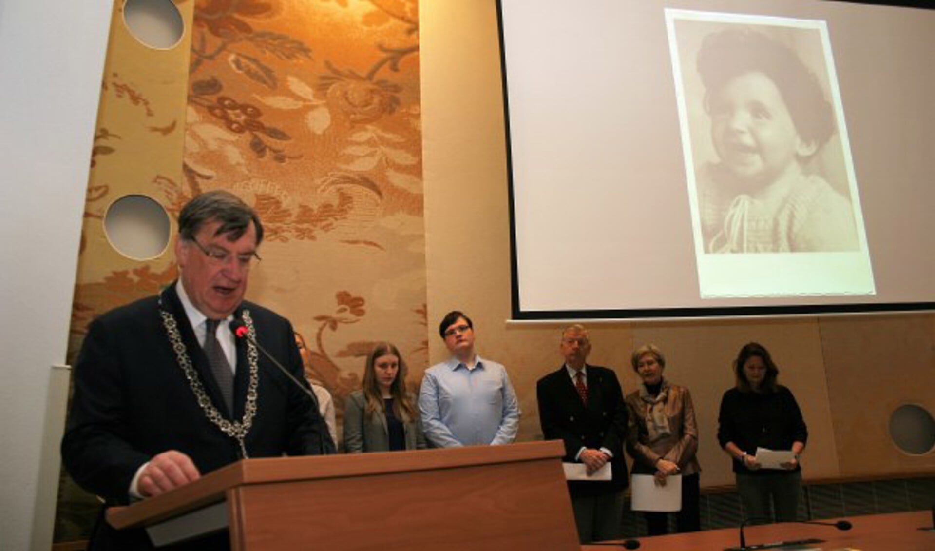 De burgemeester vertelt tijdens Holocaust Memorial Day vorig jaar