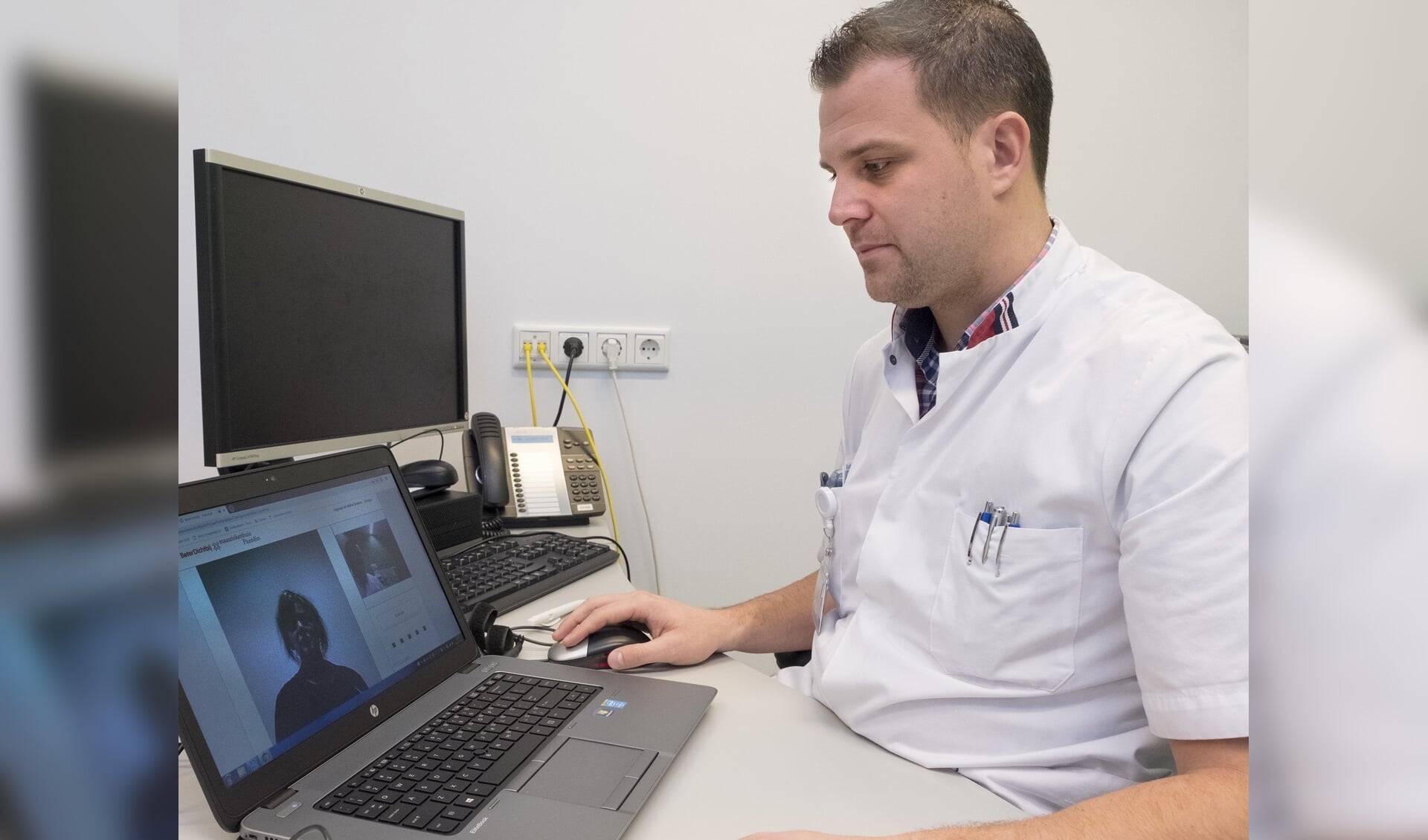 Bij het Maasziekenhuis kunnen Artsen via een beeldverbinding met de patienten overleg plegen. Oncoloog Brian Scholtes laat zien hoe het beeldbellen werkt.