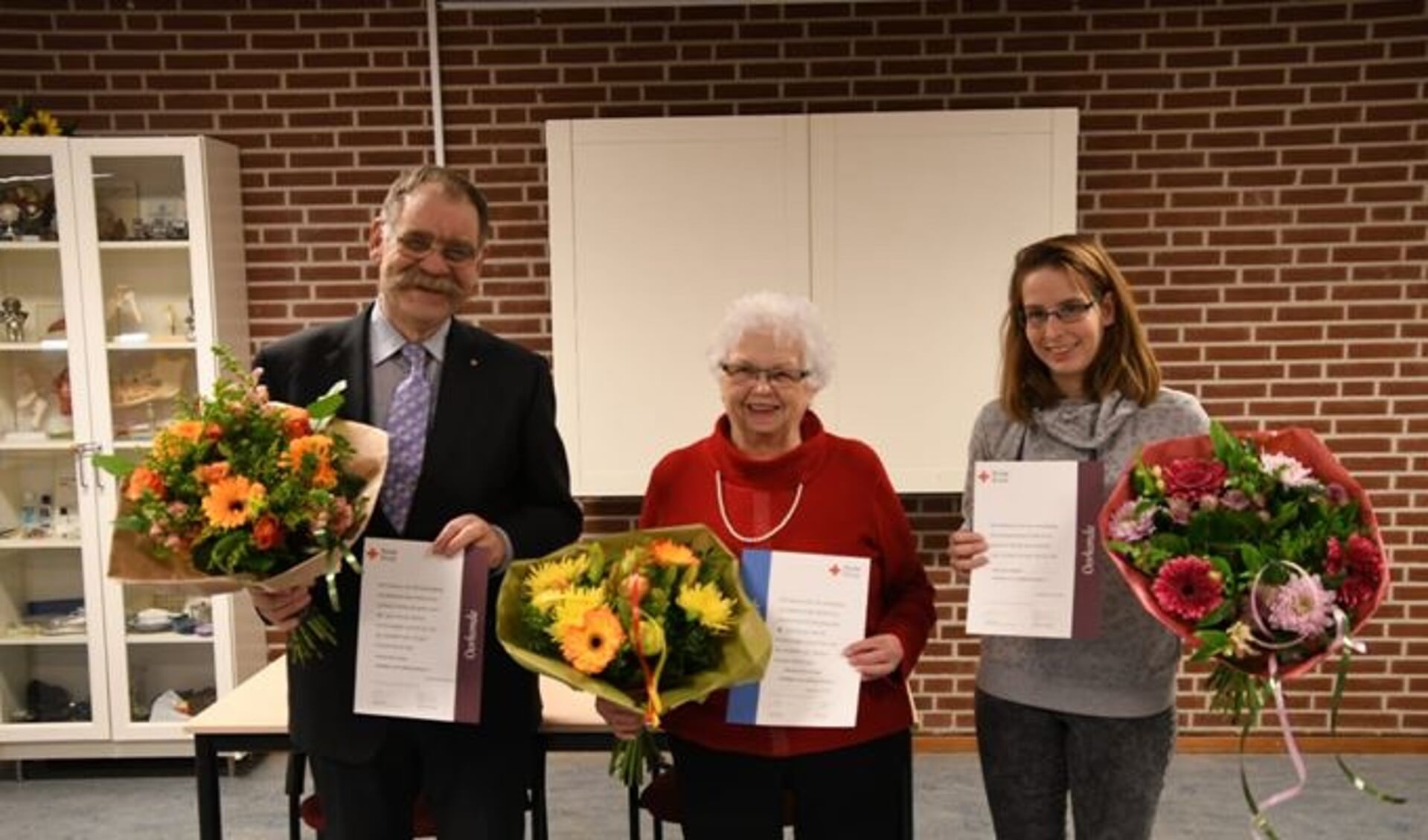 De jubilarissen van het Rode Kruis in Gennep. Vanaf links Jan Hoesen, Mimi van de Kamp en Natscha Nayrit. (foto: Rode Kruis Gennep)