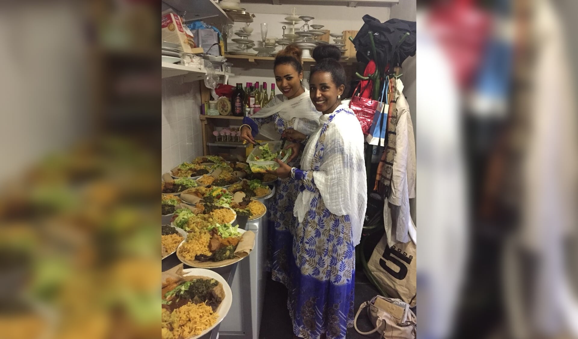 Onderschrift: Luwam en Tsega koken een Eritrese maaltijd bij 't Hof in de Houtstraat.
