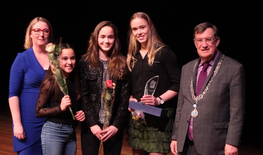 Vlnr: Wethouder Ingrid Verkuijlen, Yara van der Wegen, Bibi Arts, Amber Brouwer en burgemeester Henk Hellegers