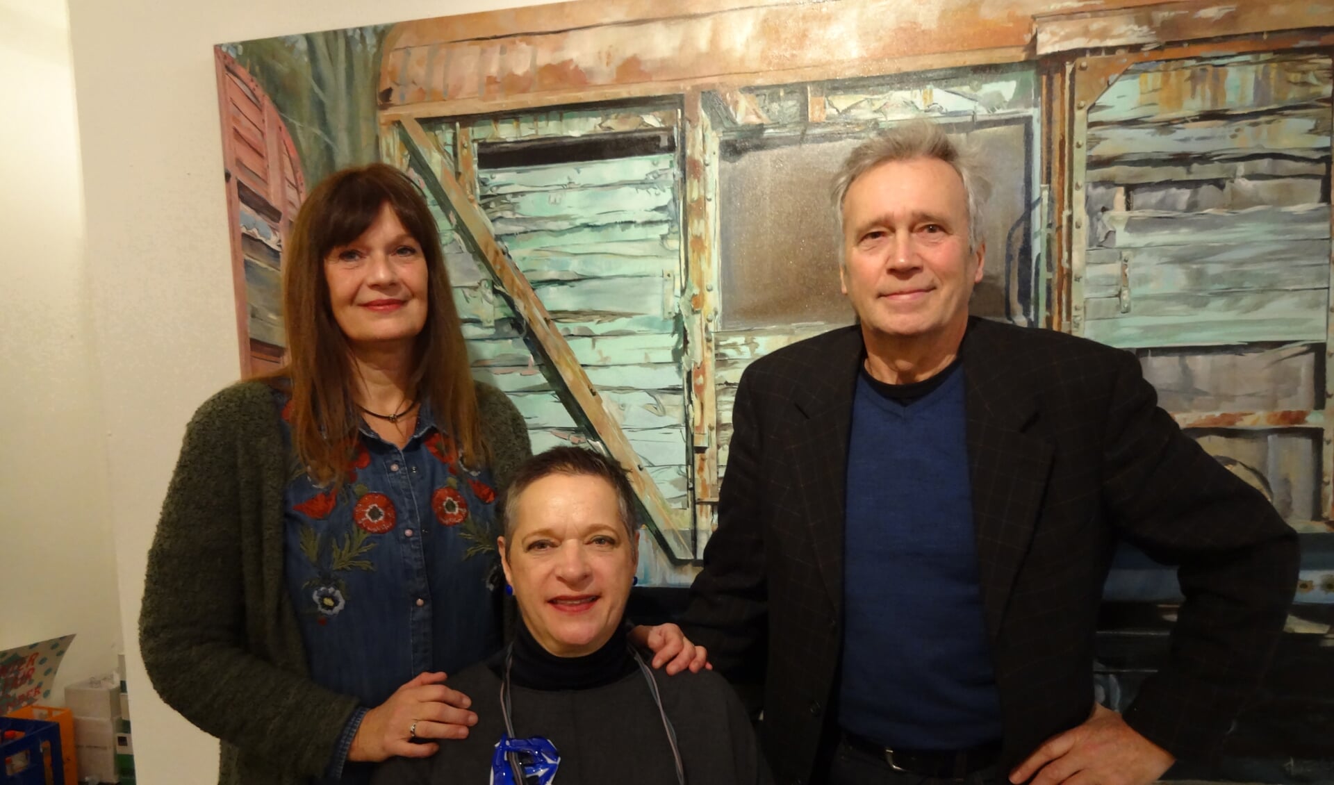 Thea Bijl, José Smits en Fried Waterschoot. Achter hen een werk van Fried (foto: Ankh van Burk)