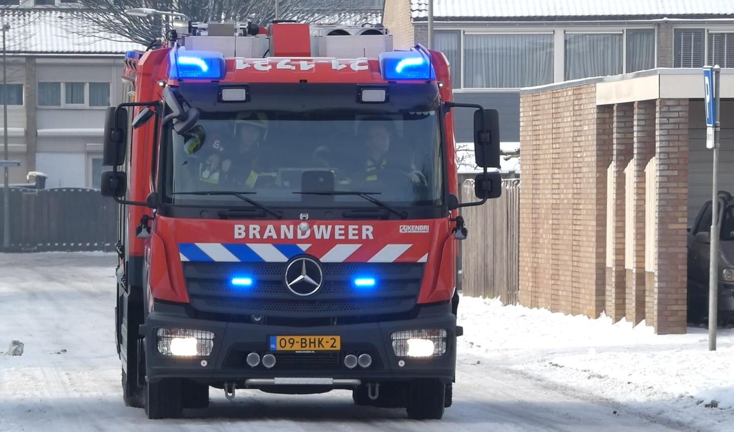 De brandweer in de Tollensstraat. (Foto: Thomas)