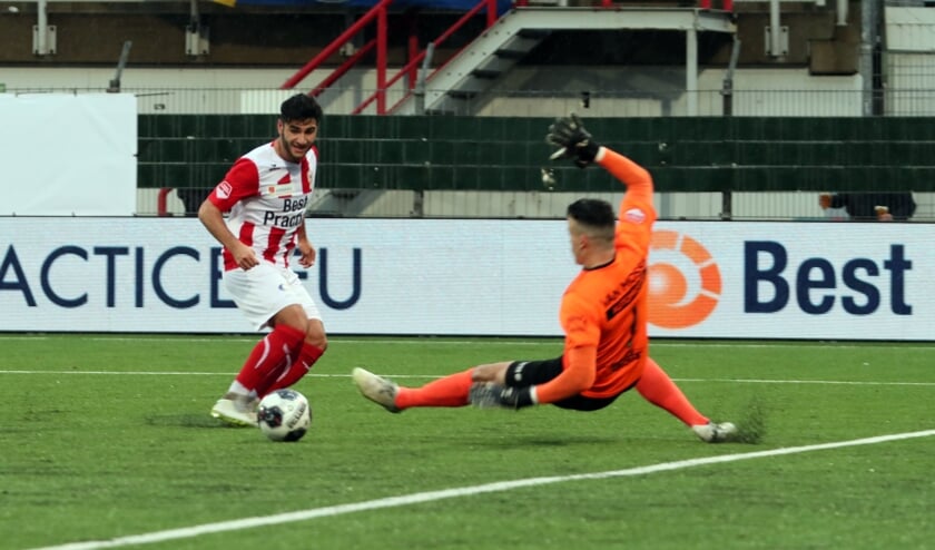 <p>Huseyin Dogan werd neergelegd en benutte zelf de penalty. (Foto: Hans van der Poel)</p>