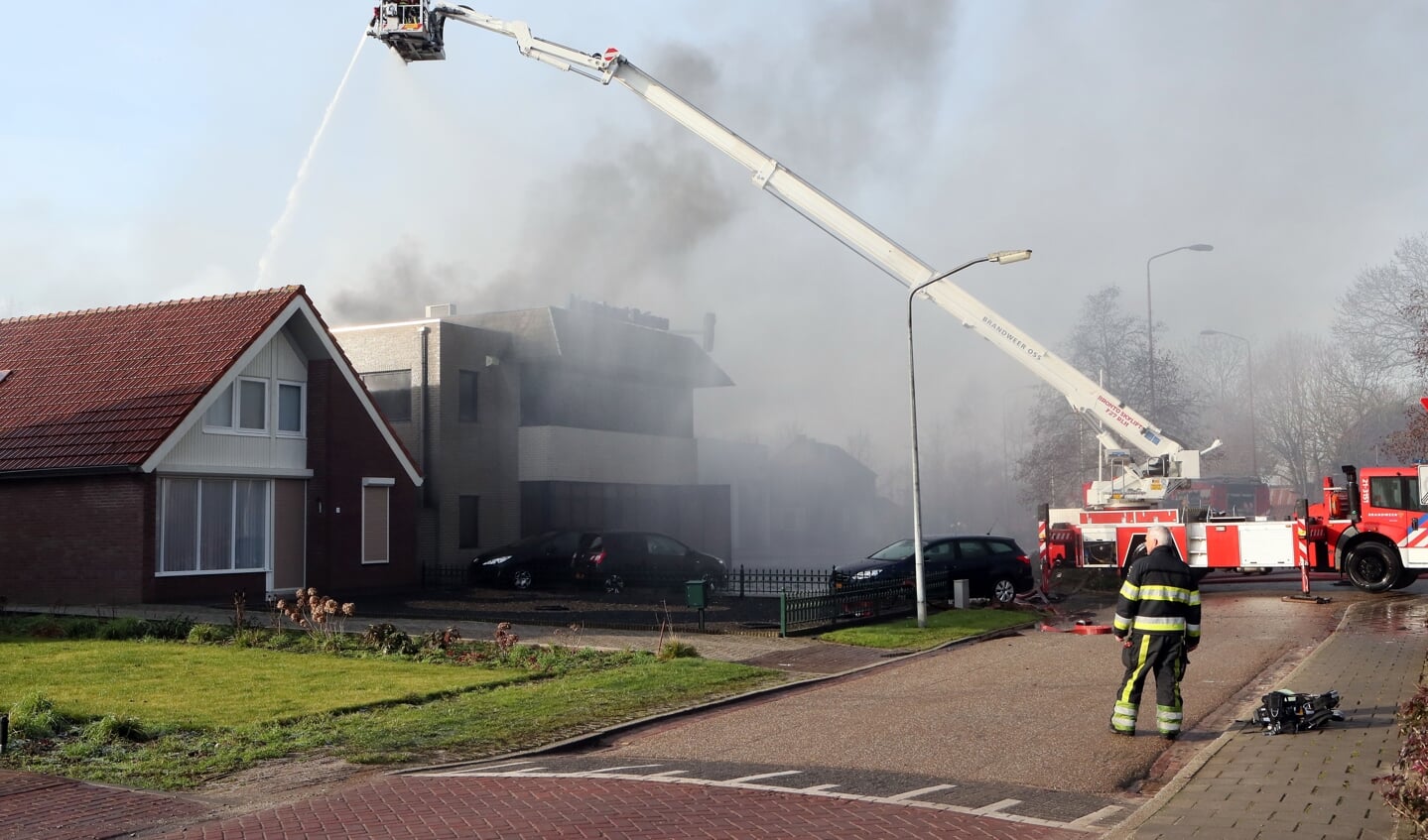 De brandweer bij Maaskant Reizen. (Foto: Hans van der Poel)