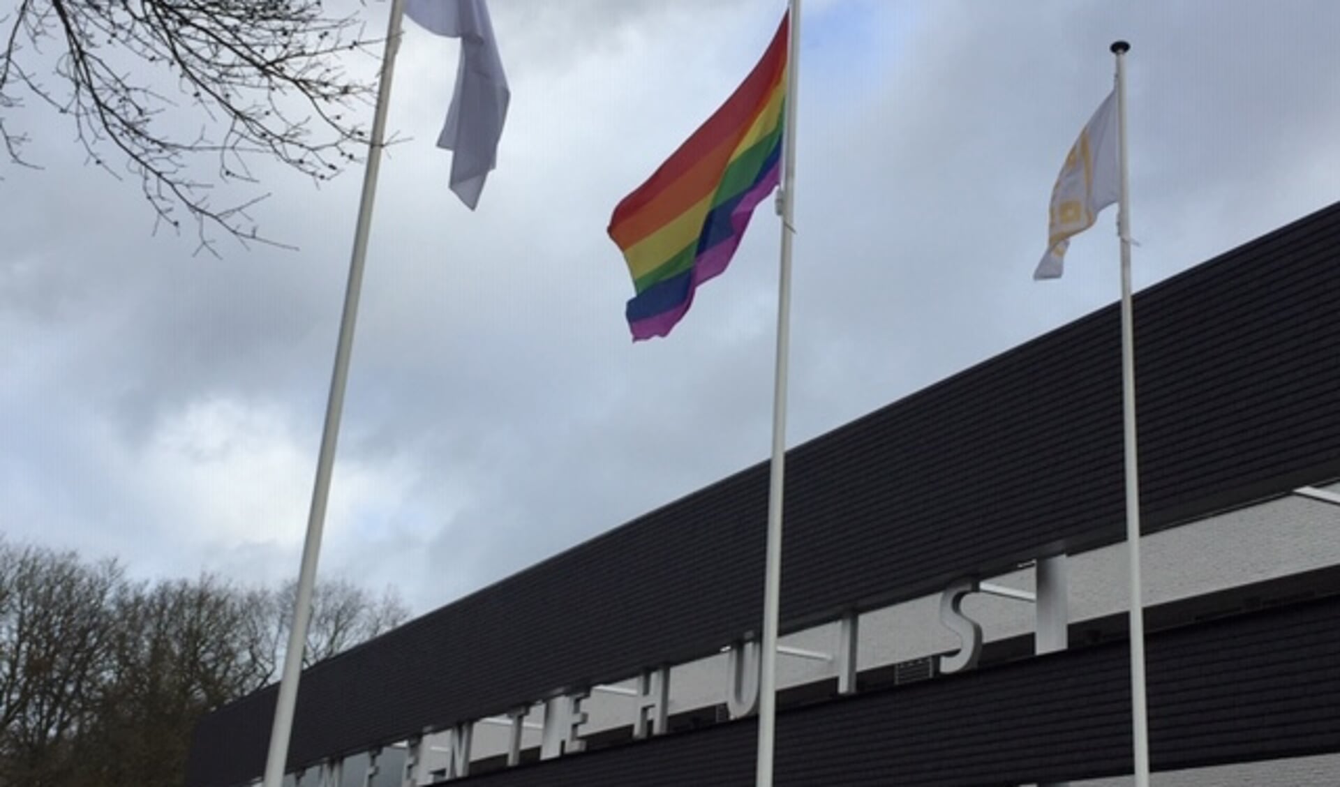 Regenboogvlag bij het gemeentehuis.