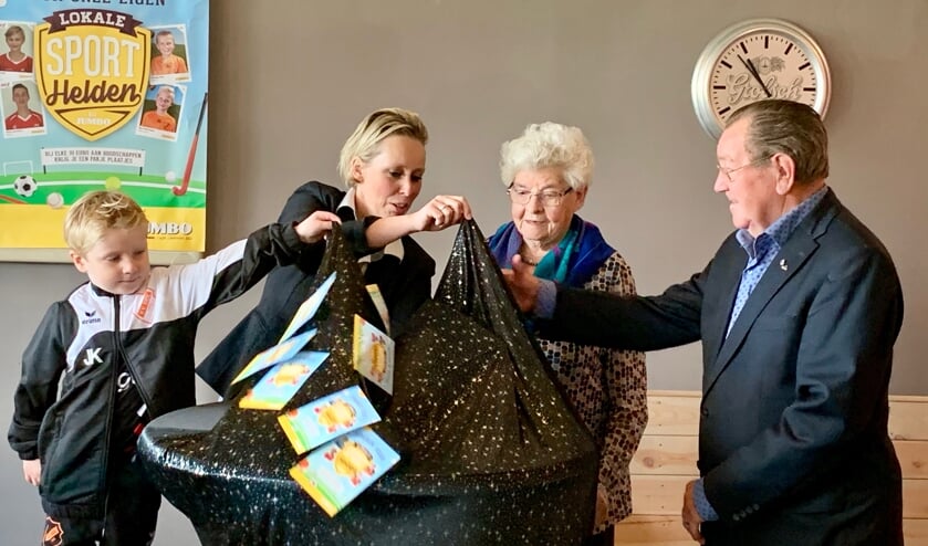 Het fotoboek van SIOL werd onthuld door Frans en Mimi Strik en Jesper Kooistra.