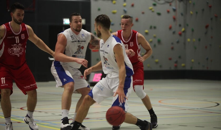 Pim de Vries (17) schermt de bal af. Luuk van de Donk (5) kijkt of dat goed gaat.