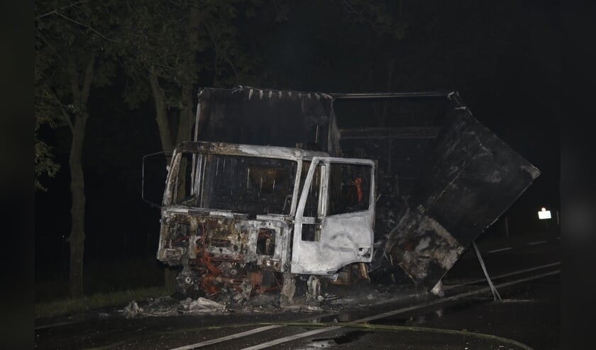 Vrachtwagen uitgebrand in Well.