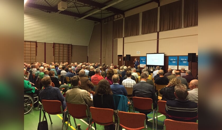 De bijeenkomst van de Graafse oppositiepartijen in Gassel werd woensdagavond druk bezocht.