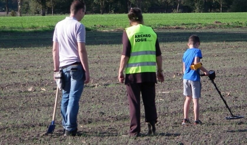 Deelnemers gaan op zoek naar verloren materialen en spullen.