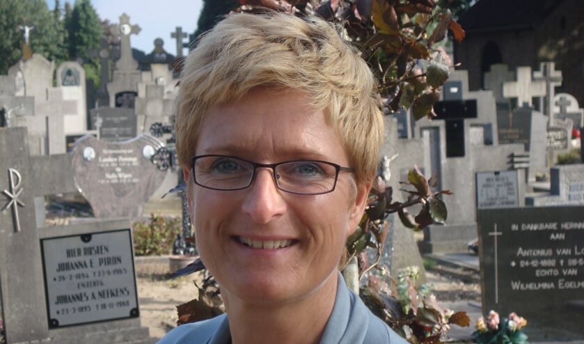 Voorgoed Rituelen viert haar 10-jarig bestaan. Het bedrijf van Carina van den Beld voorziet in ritueel begeleiding van het afscheid van een overledene.