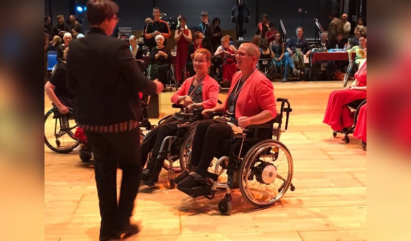 Silvia Manders en Anke van Lanen tijdens de prijsuitreiking.