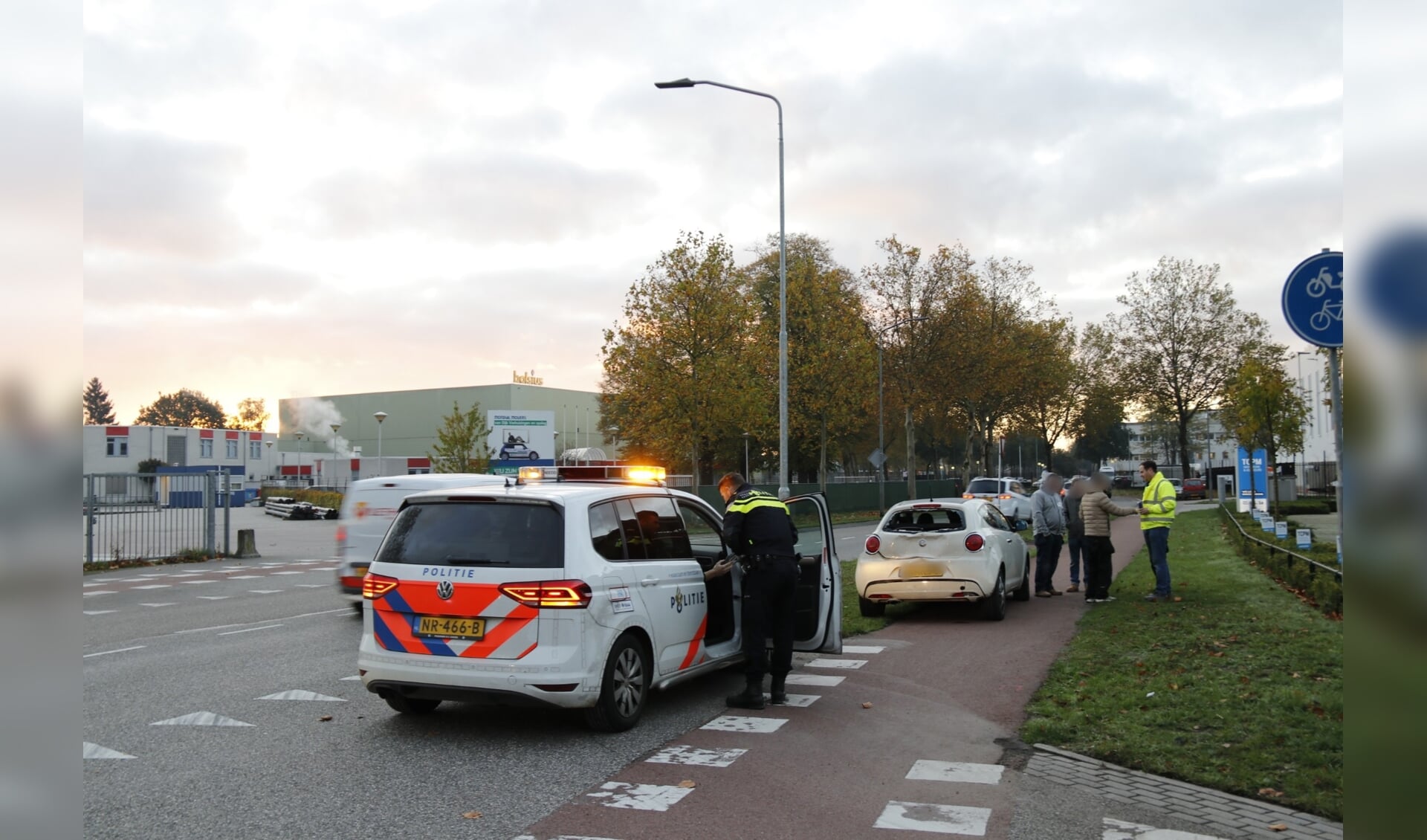 Vrachtauto botst achterop auto op rotonde in Boxmeer.