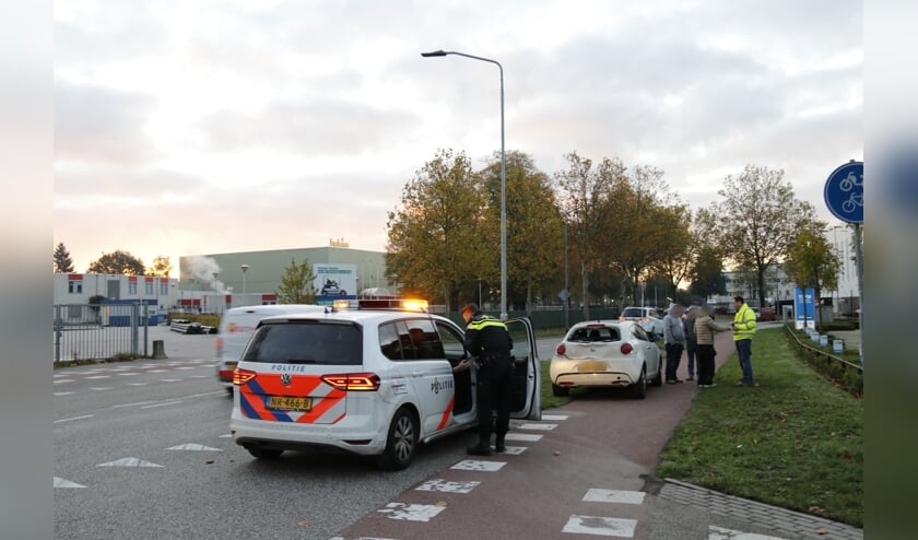 Vrachtauto botst achterop auto op rotonde in Boxmeer.