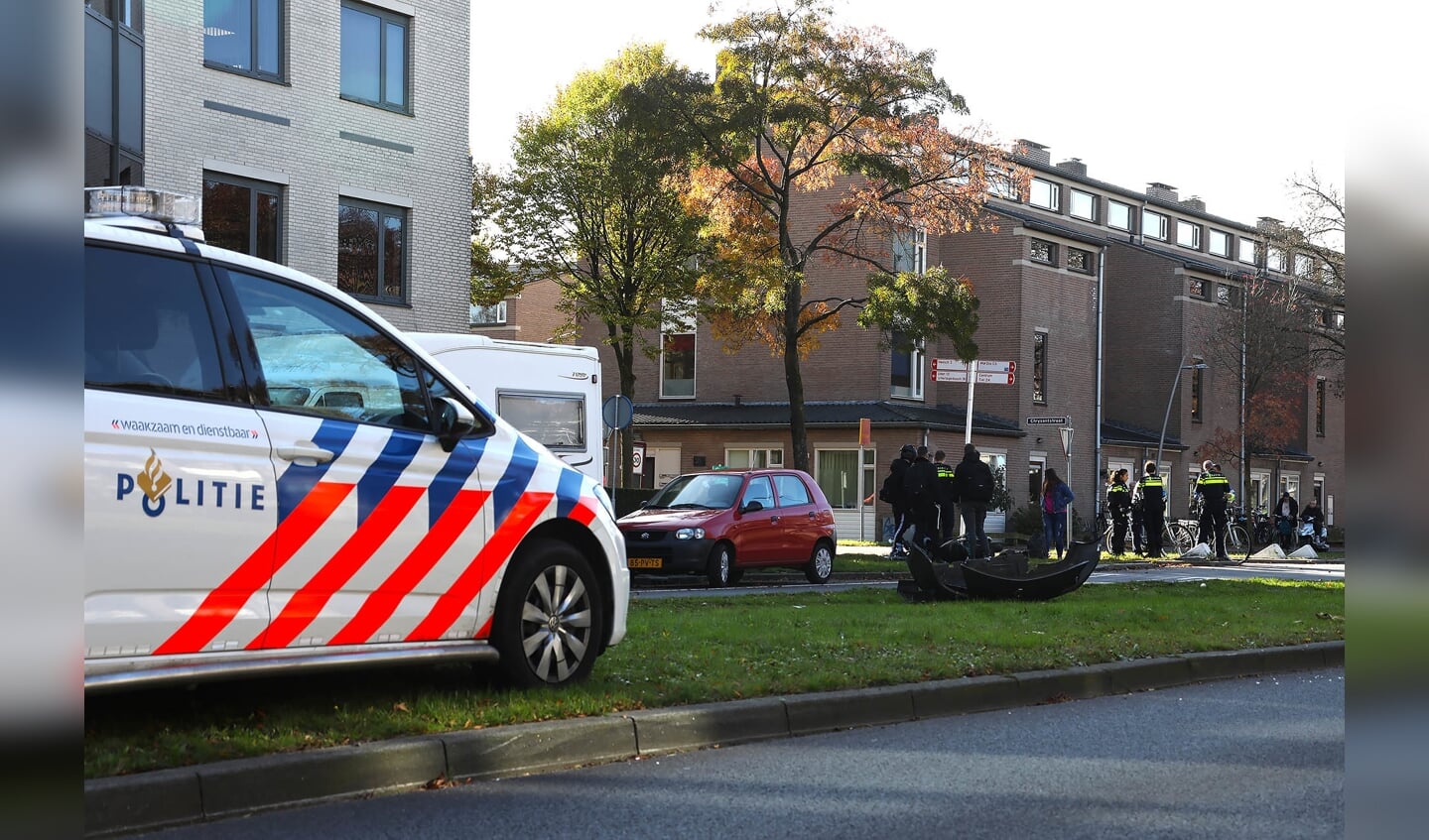 Auto en scooter botsen op kruising Wethouder van Eschstraat. (Foto: Gabor Heeres / Foto Mallo)