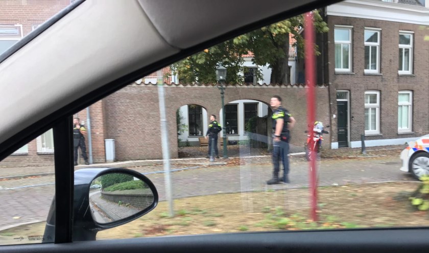 Na een klopjacht heeft de politie in Grave twee mannen met geweren aangehouden.