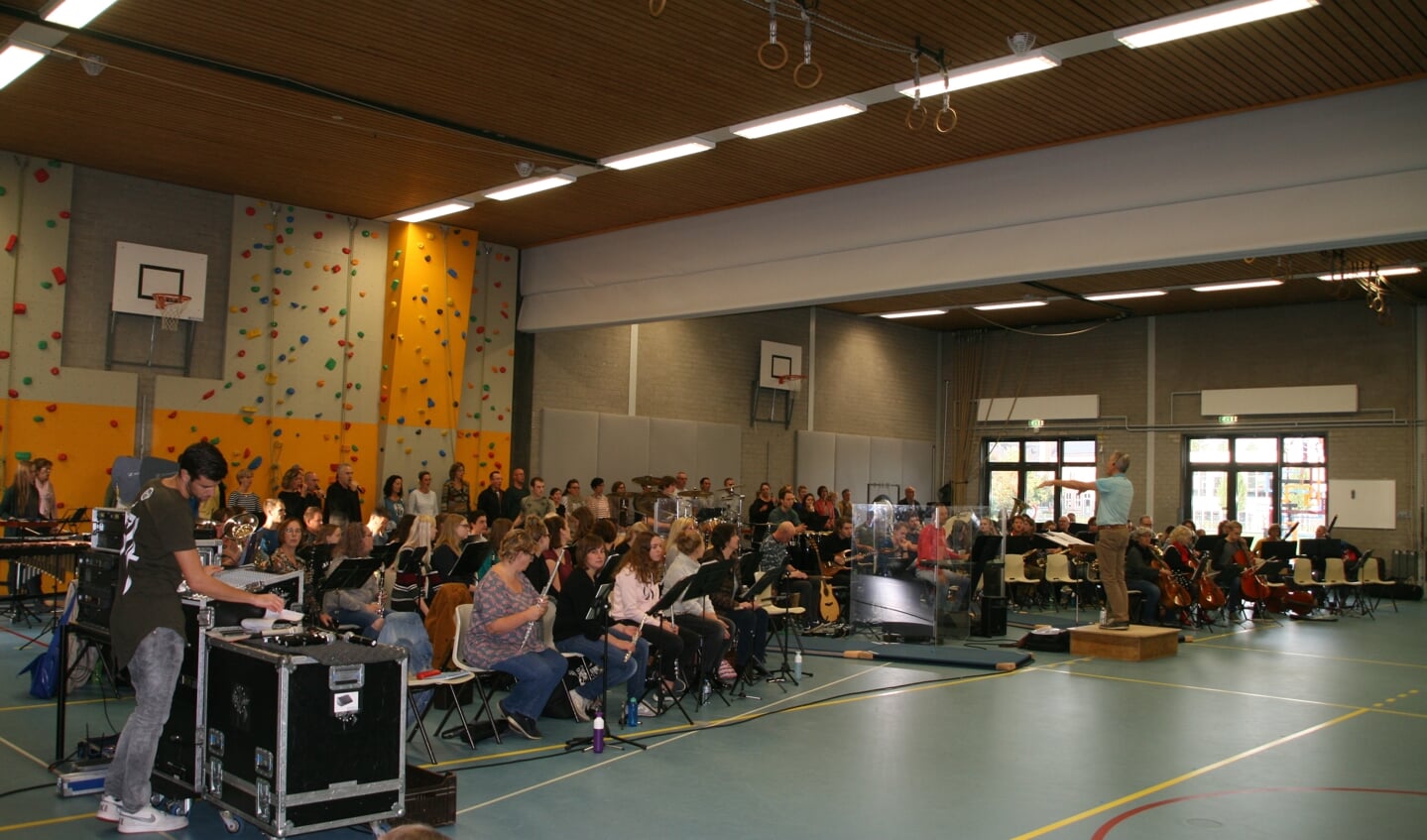 De afgelopen weken werd druk gerepeteerd voor de Rabo Music Sensation, zoals in de gymzaal van het Elzendaalcollege in Boxmeer.