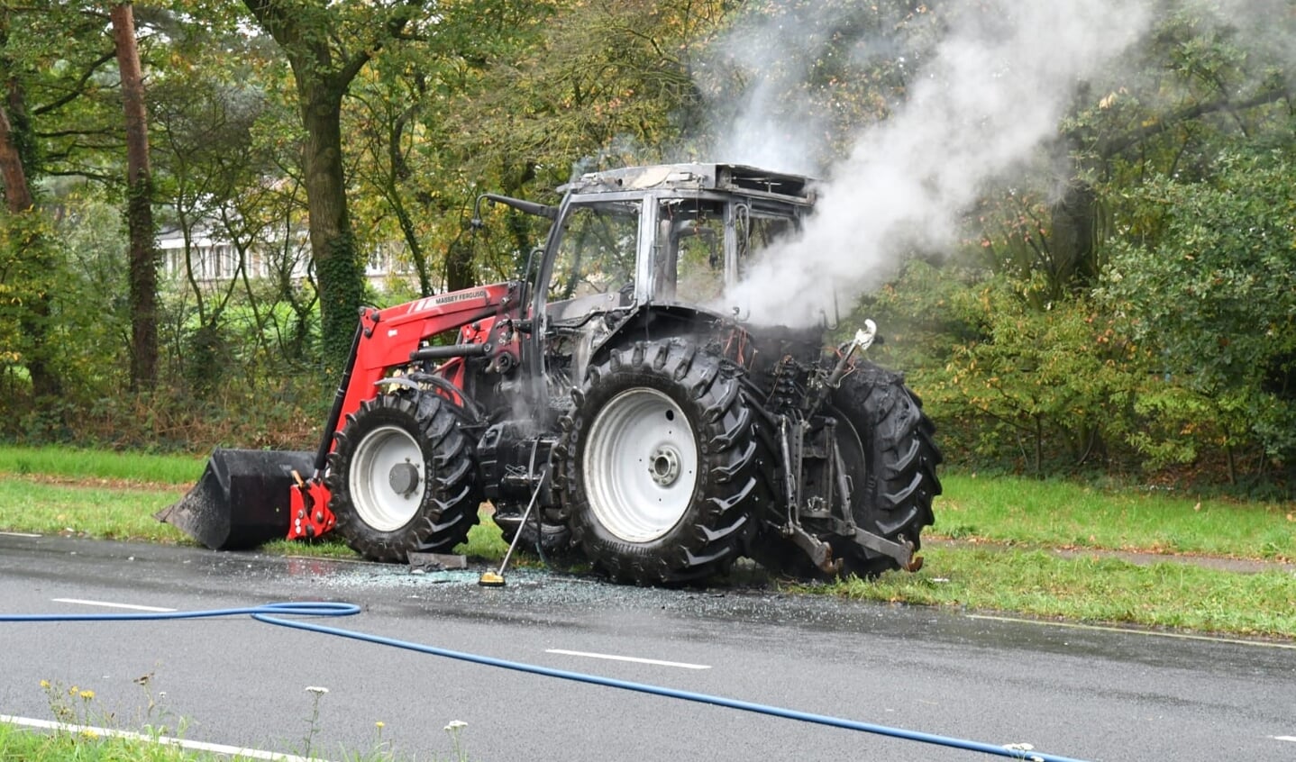 Tractor uitgebrand op Ruwaardsingel. (Foto: Thomas)