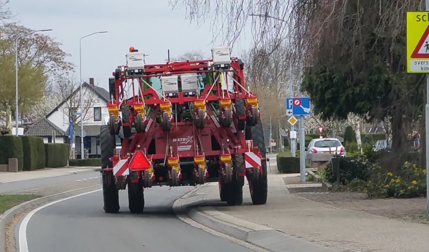 De N264 voert dwars door Sint Hubert.