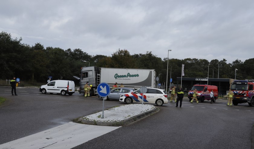 Motor vrachtwagen ploft in Heijen, oliespoor op de weg.