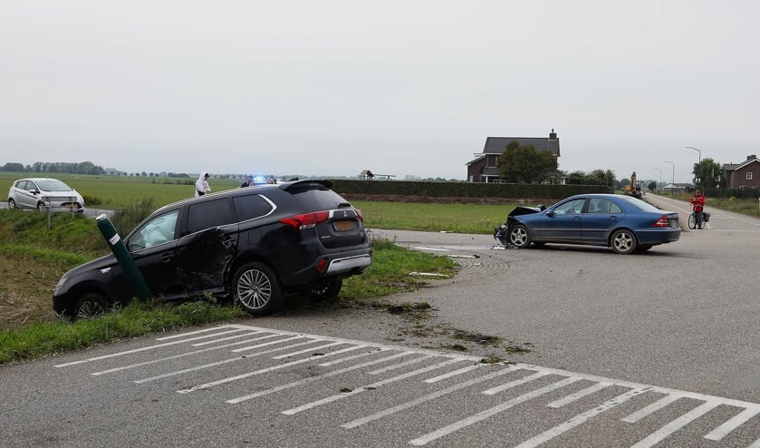 Auto's botsen op beruchte kruising Gewandeweg / Huizenbeemdweg. (Foto: Gabor Heeres / Foto Mallo)