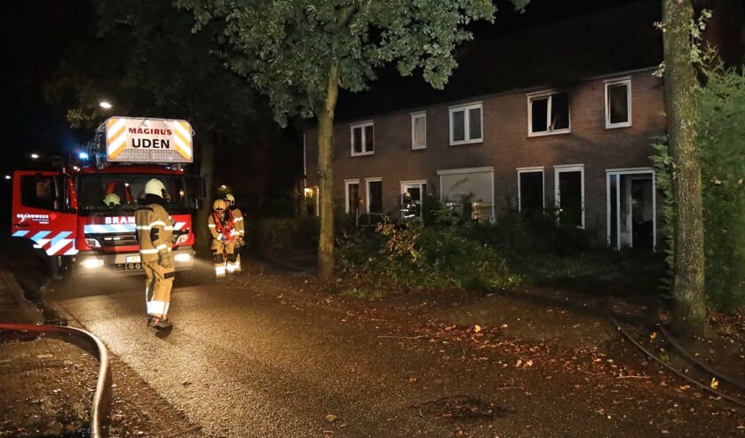 Woningbrand in Overlangel; geen gewonden. (Foto: Marco van den Broek, Foto Mallo)