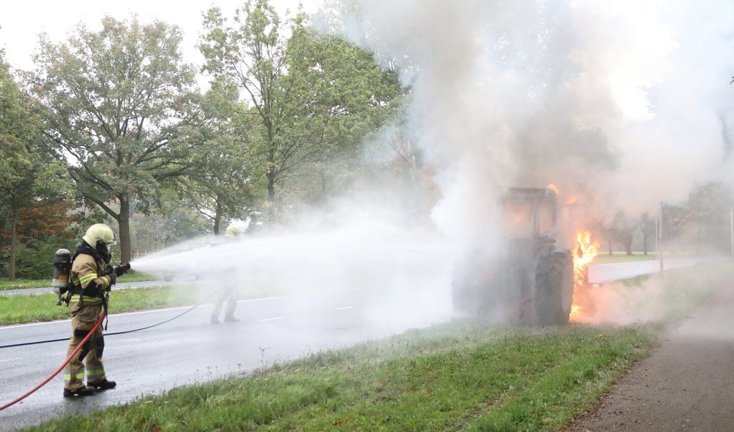 Tractor uitgebrand op Ruwaardsingel. (Foto: Gabor Heeres / Foto Mallo)