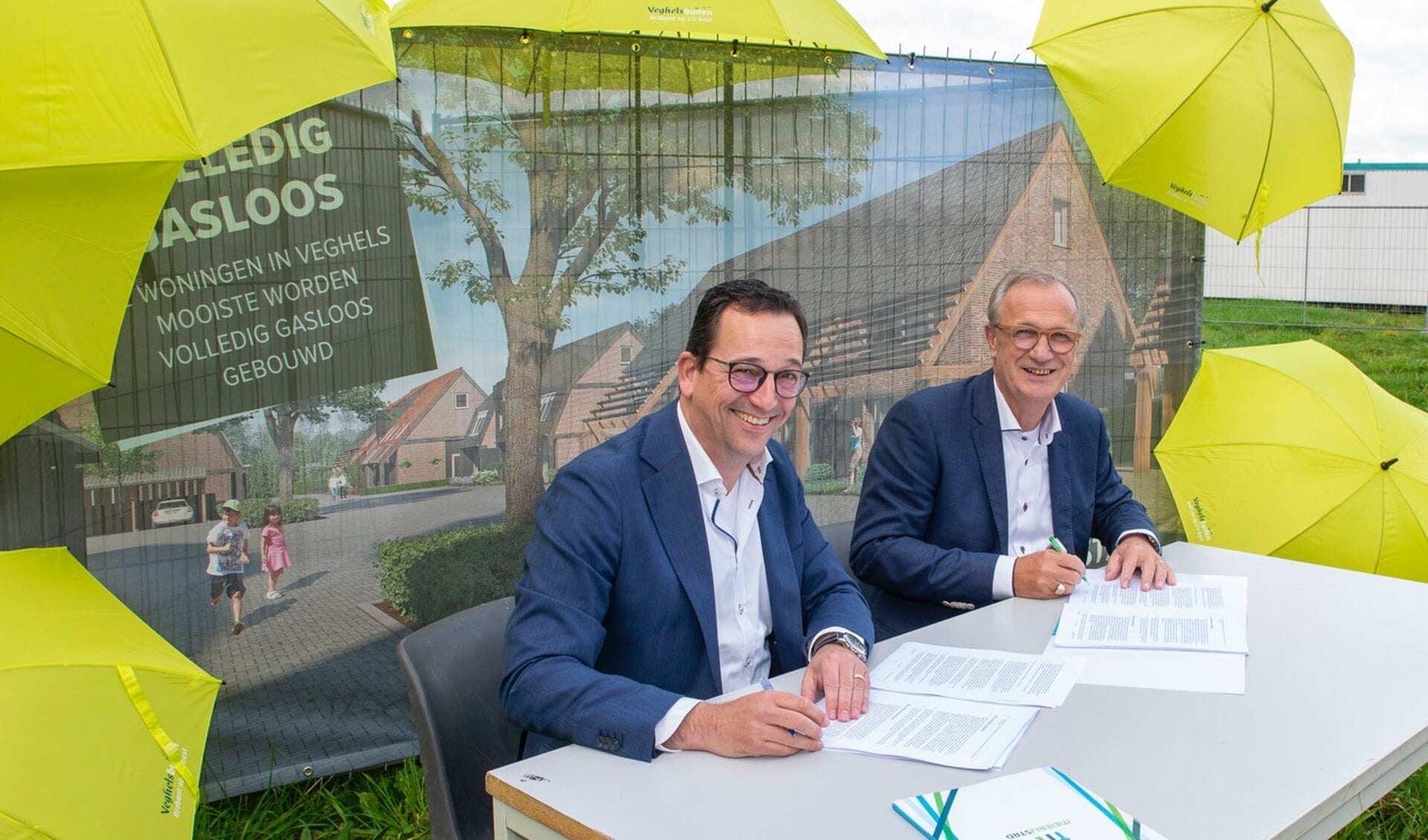 Directeur Jeroen van Stiphout van bouwbedrijf Van Stiphout en wethouder Jan Goijaarts ondertekenen de overeenkomst. 