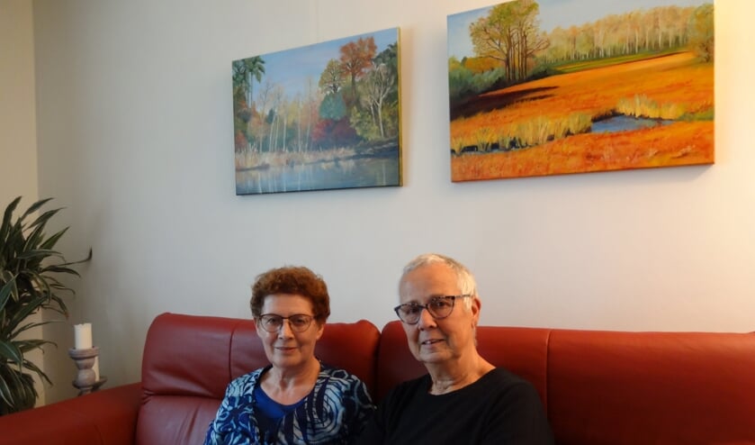 Leni van Hoeij en Hanny Verhoeff met op de achtergrond werk van Leni (foto: Ankh van Burk)
