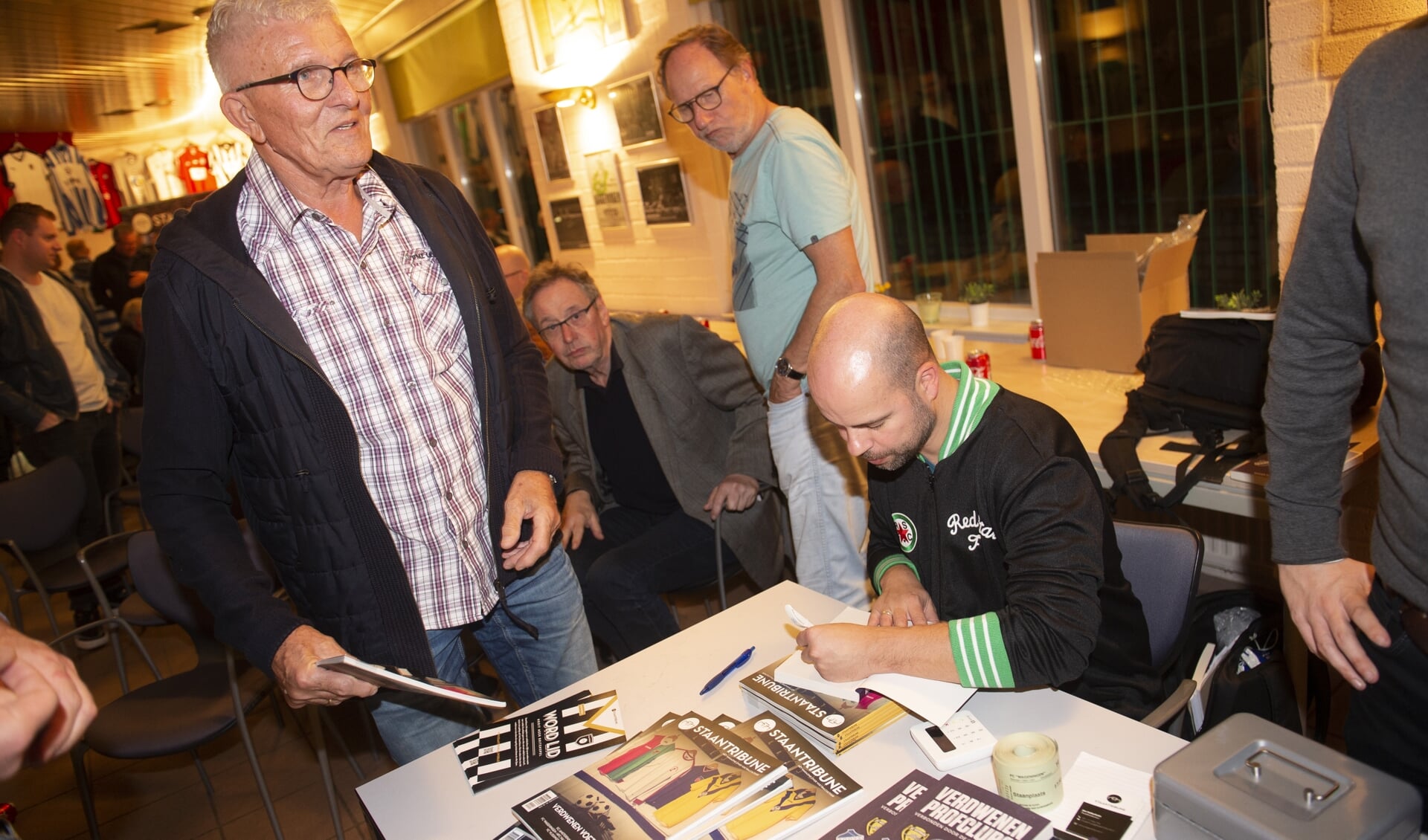 Martijn Schwillens signeert zijn boek tijdens de boekpresentatie op De Wageningse Berg.