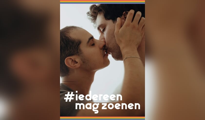 Zoenende mannen op een billboard. Het zou volgens COC Noordoost-Brabant de normaalste zaak van de wereld moeten zijn.
