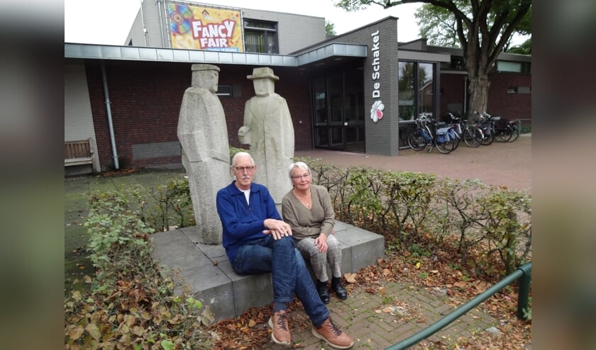 Henk van Erp en Els Peeters voor De Schakel. (foto: Ankh van Burk)