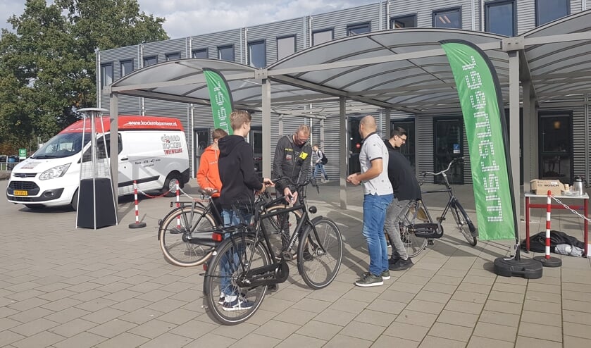 Leerlingen laten hun fiets controleren op het schoolplein in Boxmeer.