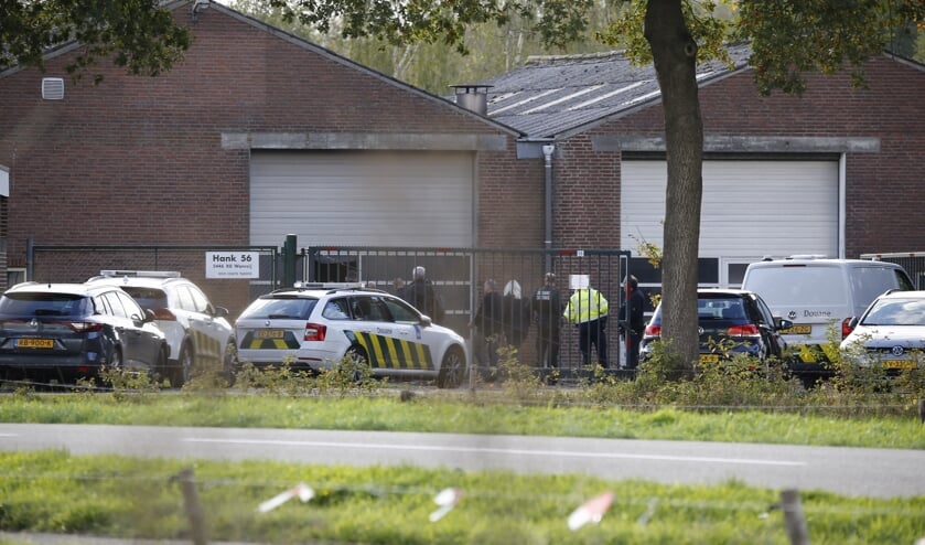 Arrestatieteam valt bedrijfspand in Wanroij binnen.