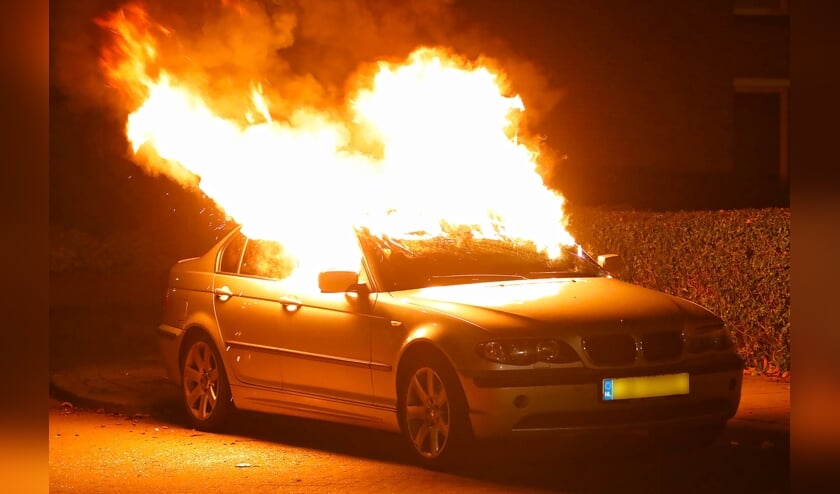 Autobrand in Osse Kastanjelaan. (Foto: Gabor Heeres / Foto Mallo)