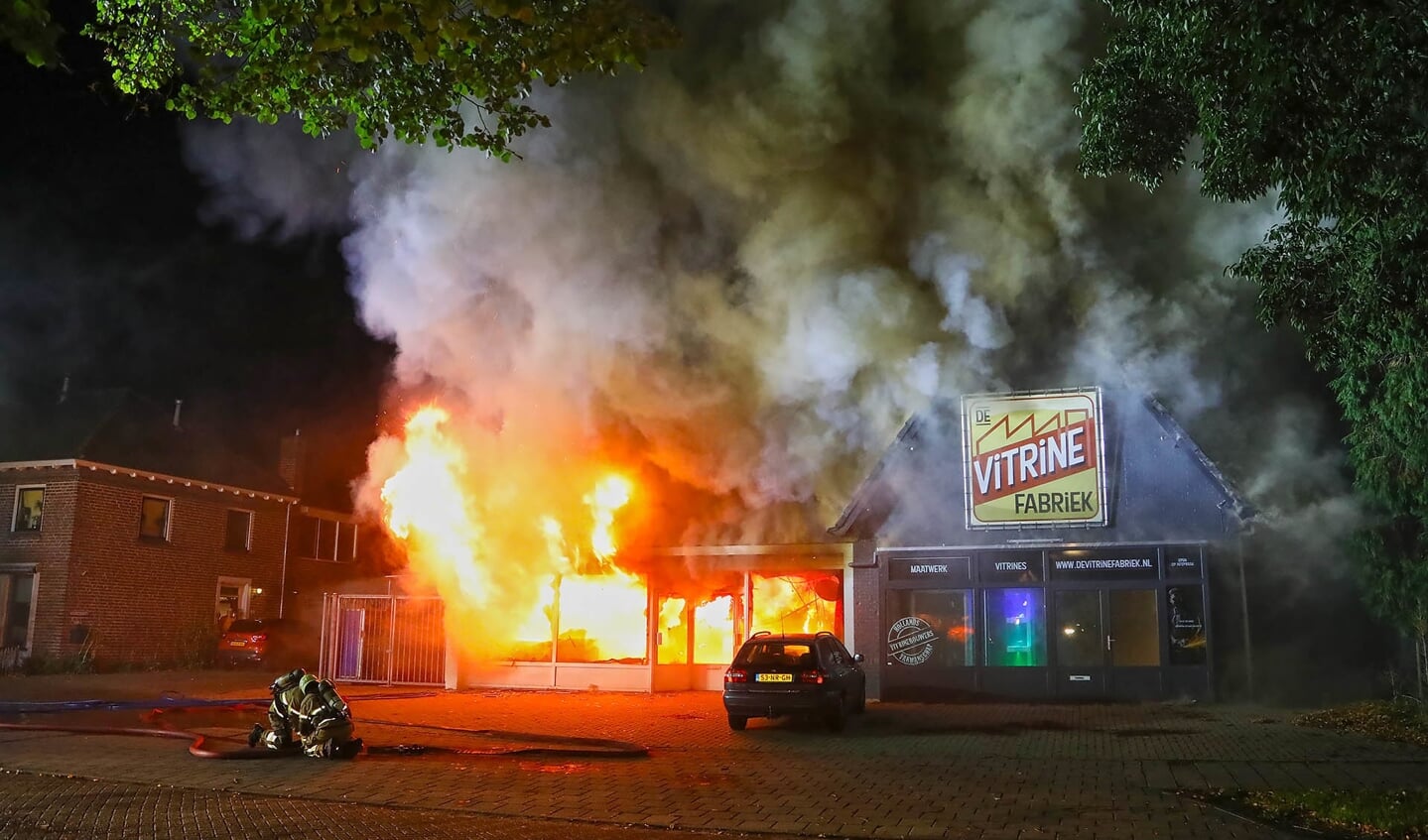 Uitslaande brand verwoest panden in Willibrordusweg. (Foto: Gabor Heeres / Foto Mallo)