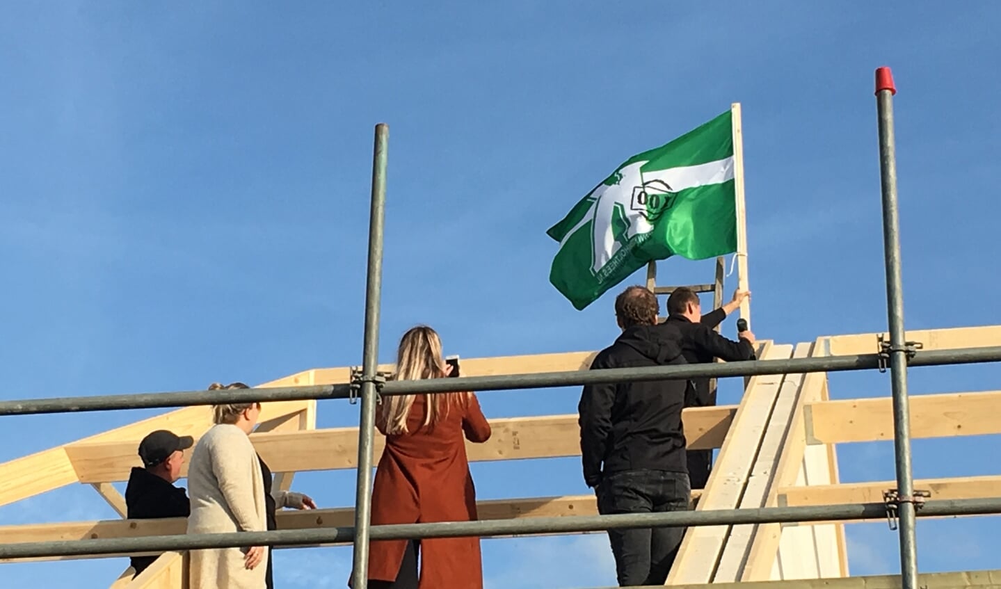 Nieuwe bewoners plantten de vlag op het hoogste punt.