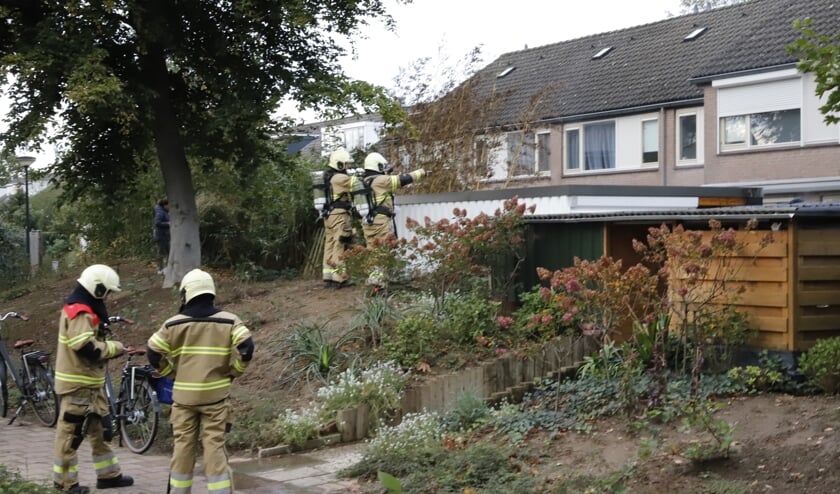 Gasfles ontploft in Cuijk: schuurtje vat vlam, bewoner loopt brandwonden op.