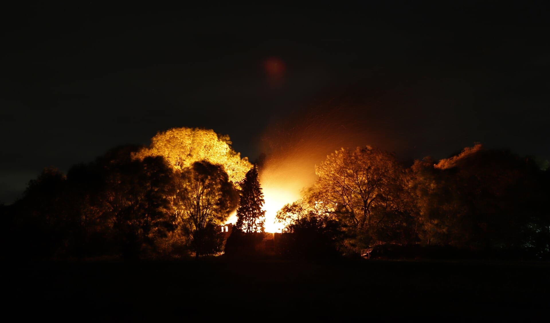 Leegstaande boerderij in Beers is uitgebrand.