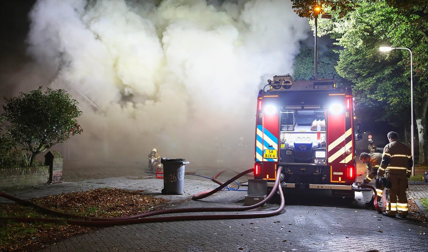 Uitslaande brand verwoest panden in Willibrordusweg. (Foto: Gabor Heeres / Foto Mallo)