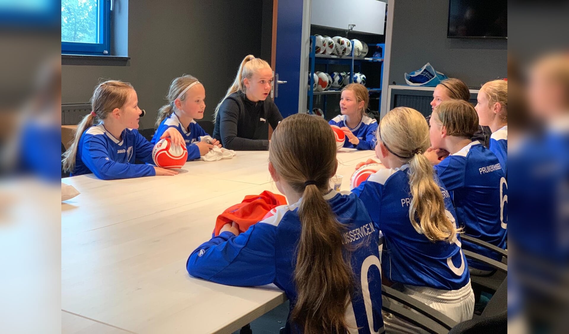 Kika van Es gaf in het najaar van 2019 een clinic bij Olympia'18 in Boxmeer.